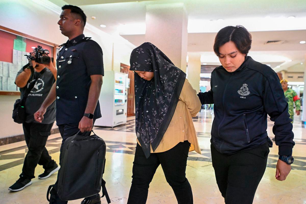 Nur Atiqah Asyirah Muhamad Fauzi, 28, bekas juruwang sebuah pasar raya mengaku tidak bersalah di Mahkamah Sesyen hari ini atas 14 pertuduhan melakukan pecah amanah dan pengubahan wang haram berhubung mesin terminal pin Touch 'n Go eWallet milik pasar raya itu berjumlah RM568,200. - BERNAMA