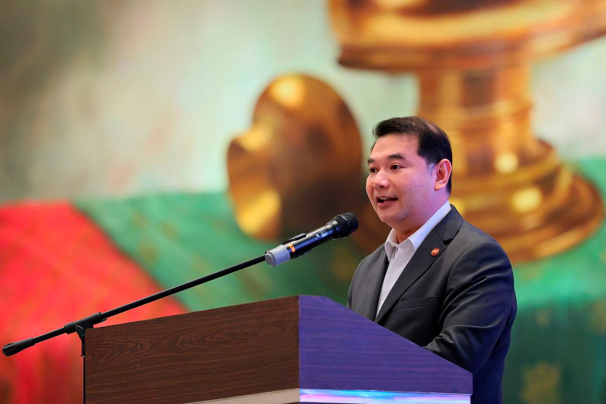 Menteri Ekonomi, Datuk Seri Rafizi Ramli menyampaikan ucapan perasmian JS-SEZ Partner Dialogue:Advancing Facilitation hari ini. - fotoBERNAMA
