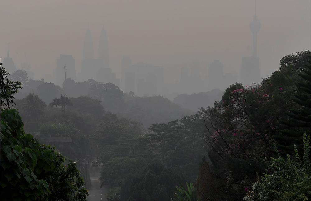 The haze situatiuon had worsened during a survey around Kuala Lumpur earlier today. The Air Pollution Index (API) showed an unhealthy reading of 139 at around 8am. - Bernama