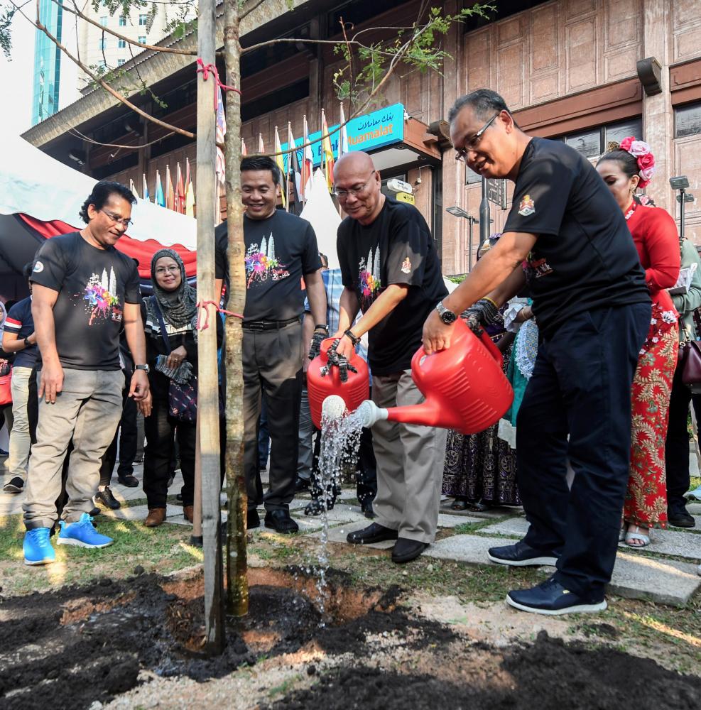 Kuala Lumpur mayor Datuk Nor Hisham Ahmad Dahlan (R3) and Malacca Historic City mayor Mansor Sudin (R2) at the tree planting event at Jalan Melaka in Kuala Lumpur on July 21, 2019. — Bernama