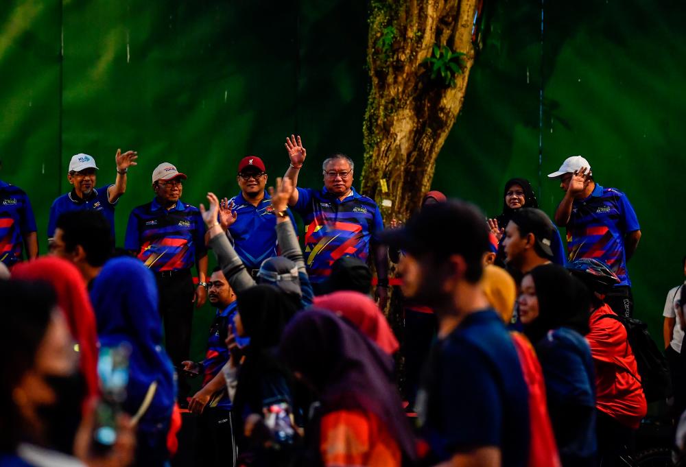KUALA LUMPUR, 26 Feb -- The Minister of Tourism, Arts and Culture, Datuk Seri Tiong King Sing (centre) dismissed the participants at the Running Program and the Launching Ceremony of the ‘Ini Lah Masanya Cuti-Cuti Malaysia’ campaign at the DBKL Square today. BERNAMAPIX
