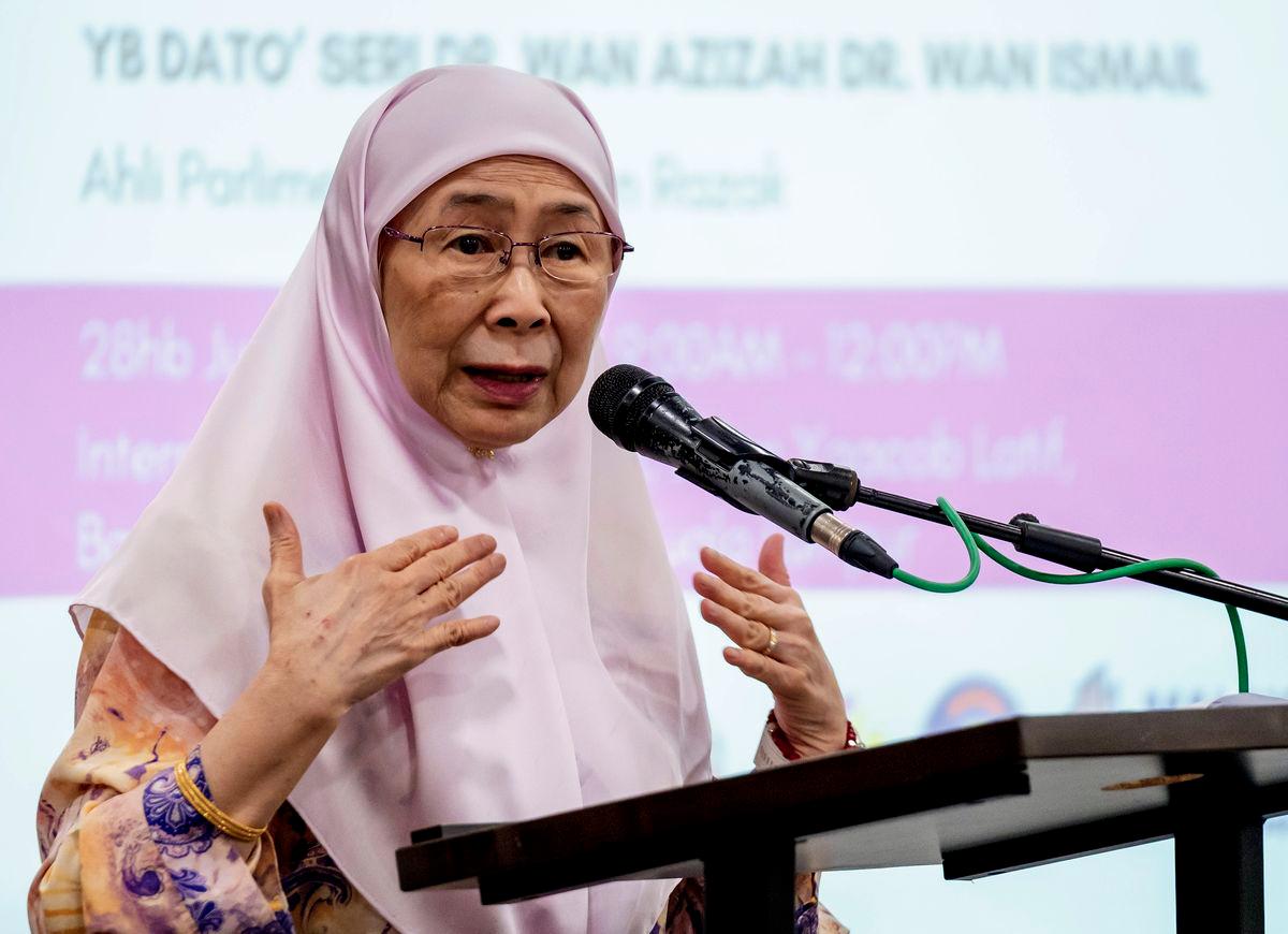 Isteri Perdana Menteri yang juga Ahli Parlimen Bandar Tun Razak, Datuk Seri Dr Wan Azizah Wan Ismail berucap pada Majlis Meraikan Kecemerlangan Pelajar Sijil Pelajaran Malaysia (SPM) di bawah Program Tuisyen Percuma - Geran Komuniti K2K di IYC Jalan Yaacob Latif hari ini. - fotoBERNAMA