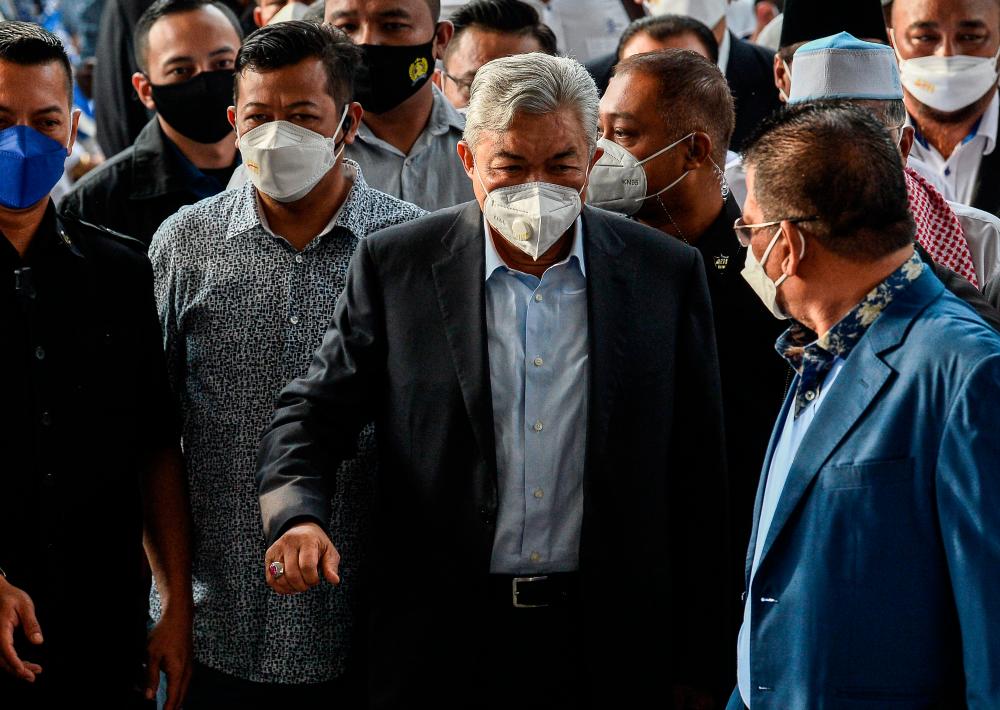 KUALA LUMPUR, 24 Jan -- Mahkamah Tinggi hari ini memerintahkan Datuk Seri Dr Ahmad Zahid Hamidi membela diri atas 47 pertuduhan pecah amanah, rasuah, pengubahan wang haram melibatkan dana Yayasan Akalbudi (YAB). fotoBERNAMA