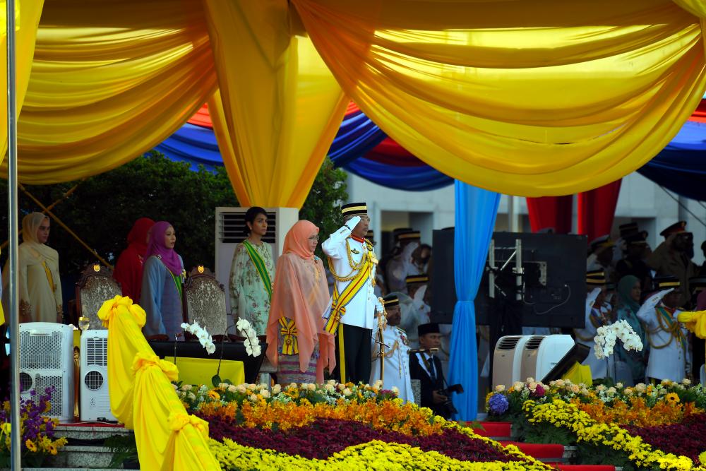 PUTRAJAYA, 10 Jun -- Yang di-Pertuan Agong Al-Sultan Abdullah Ri’ayatuddin Al-Mustafa Billah Shah memberi tabik hormat kepada perarakan panji-panji semasa Istiadat Perarakan Panji-Panji Yang di-Pertuan Agong sempena Ulang Tahun Hari Keputeraan Baginda di Dataran Pahlawan, Presint 1, hari ini. fotoBERNAMA