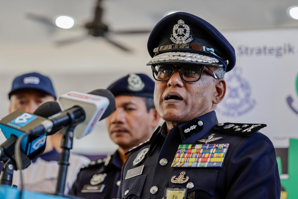 KUALA LUMPUR, 12 Okt -- Pengarah Jabatan Siasatan Jenayah Komersil (JSJK) Bukit Aman Datuk Seri Ramli Mohamed Yoosuf ketika sidang media sebelum melakukan ‘flag off’ Kapcai Ride Anti Scam JSJK 2023 di Pusat Latihan Polis (Pulapol) KL yang disertai seramai 65 orang penunggang motosikal hari ini. fotoBERNAMA