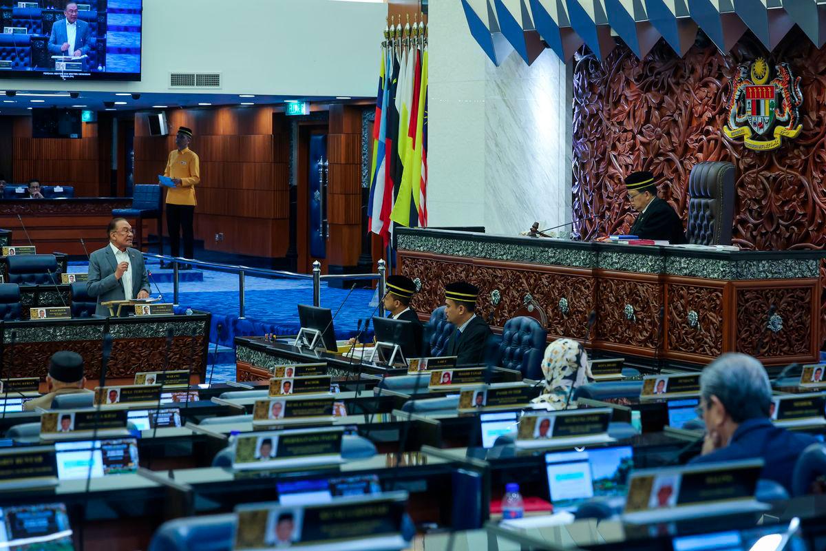 Perdana Menteri Datuk Seri Anwar Ibrahim ketika sesi waktu pertanyaan-pertanyaan menteri pada Mesyuarat Ketiga Penggal Ketiga, Majlis Parlimen ke-15 Persidangan Dewan Rakyat di Bangunan Parlimen hari ini. - fotoBERNAMA