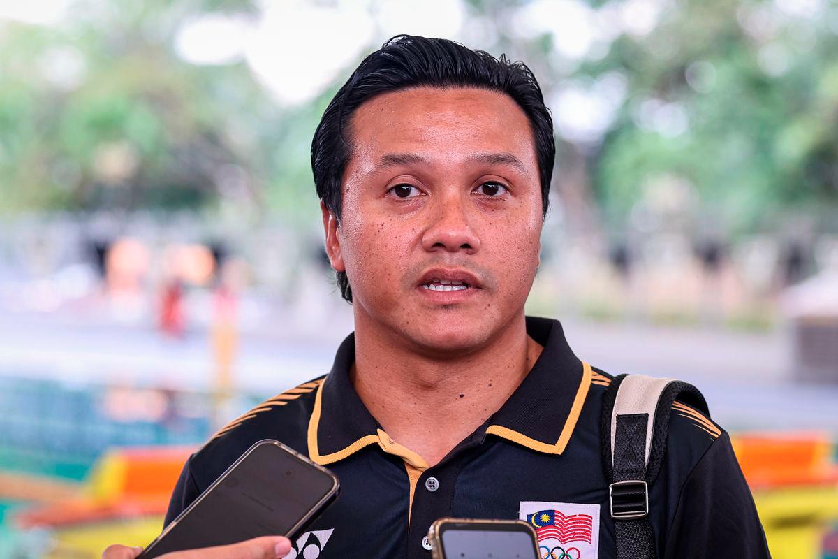 National diving camp coach Nor Aznizal Najib speaking at a press conference at the National Aquatic Centre recently. – BERNAMA