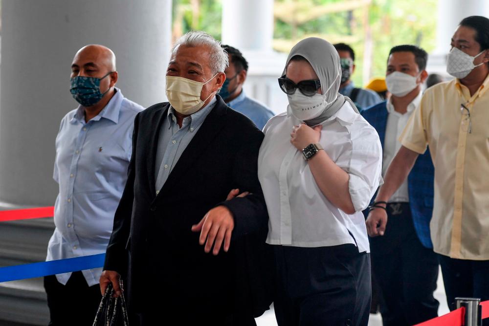 KUALA LUMPUR, May 17 - Kinabatangan Member of Parliament Datuk Seri Bung Moktar Radin (second, left) with his wife Datin Seri Zizie Izette Abdul Samad when arriving at the Kuala Lumpur Court Complex today, to continue discussing the corruption case he is facing in connection with unit trust investments Public Mutual. BERNAMAPIX