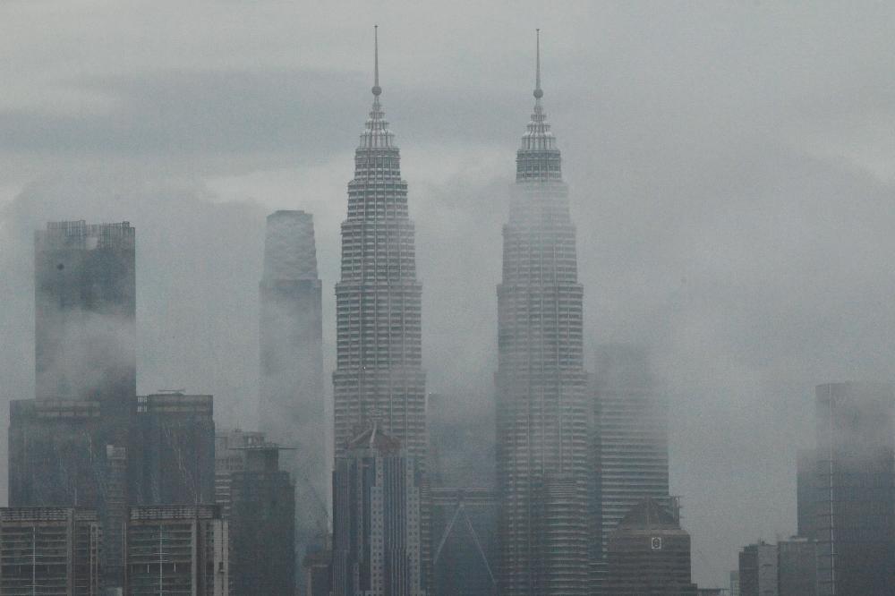 Gambar fail - Menara Berkembar KLCC berlatar belakang ruang udara ibu kota yang diselubungi awan rendah dengan cuaca sejuk pada bacaan 23 darjah celcius. fotoBERNAMA
