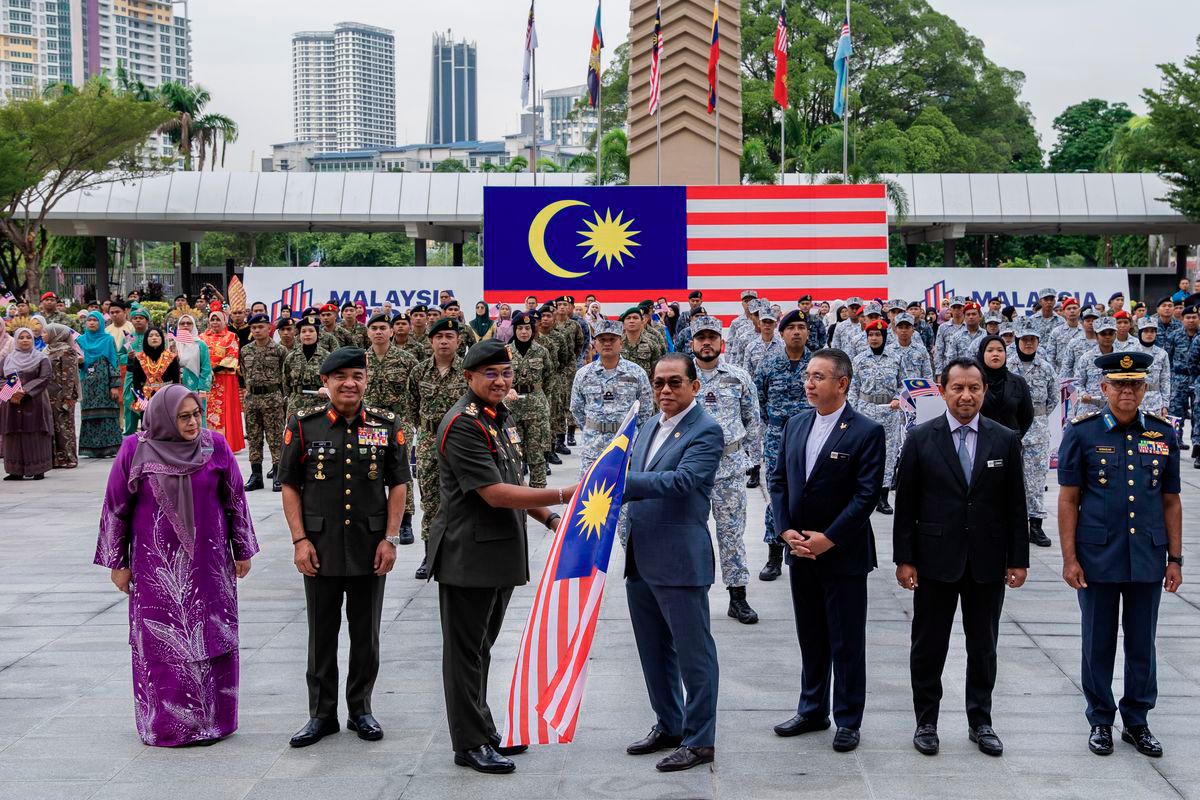 The Minister of Defence, Datuk Seri Mohamed Khaled Nordin (fourth from the right), presented the Jalur Gemilang to the Chief of Defence Forces, General Tan Sri Mohd Nizam Jaffar (third from the left) at the Launching Ceremony of the National Day and Malaysia Day (HKHM) 2025 Celebration at the Defence Ministry Plaza today. - BERNAMA