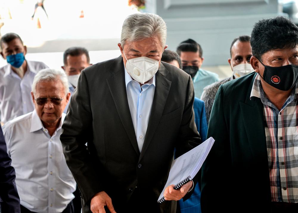 KUALA LUMPUR, May 23 - Former Deputy Prime Minister Datuk Seri Dr Ahmad Zahid Hamidi (center) appeared at the Kuala Lumpur Court Complex today, for self -defense proceedings on 47 charges involving breach of trust, corruption and money laundering related to Yayasan Akalbudi funds. faced him. BERNAMAPIX