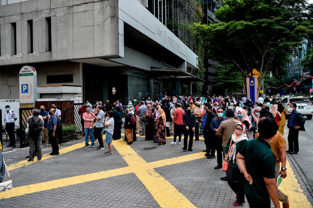 KUALA LUMPUR, Feb 25 - People gathered in the square after being ordered out of the Lembaga Getah Malaysia building following an earthquake that was felt around Kuala Lumpur. BERNAMApix