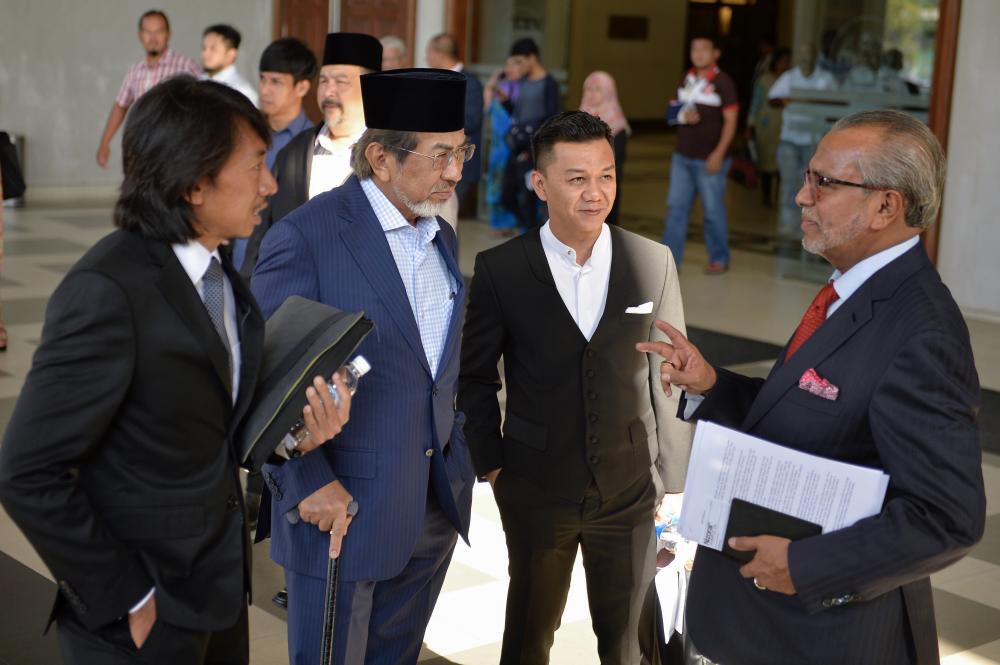 Former Sabah Chief Minister Tan Sri Musa Aman (2L) speaks with the prominent lawyer Tan Sri Muhammad Shafee Abdullah (L) at the sessions court, on Feb 26, 2019. — Bernama