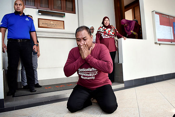 Zulfarhan’s father, Zulkarnain performing a prayer of gratitude after the court order today at the Kuala Lumpur High Court. — Bernama