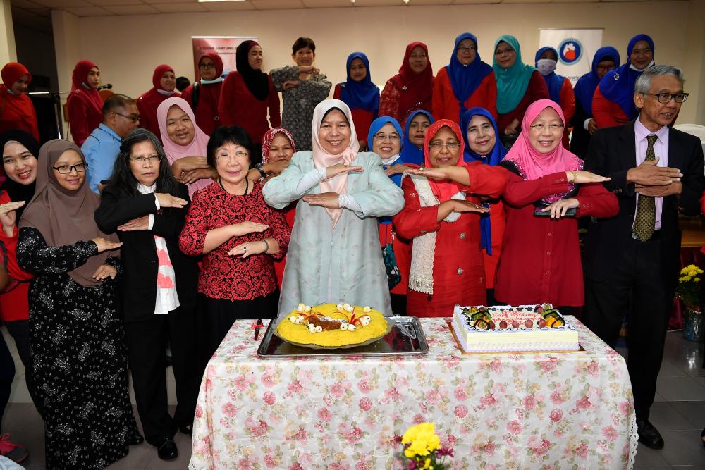 Ampang MP Zuraida Kamaruddin (centre) with Yayasan Jantung Malaysia (YJM) Go Red For Women director Ainon Kuntom (3rd frin R) and others pose at a cake cutting session at the 2020 International Women’s Day event organised by the foundation, today. - Bernama