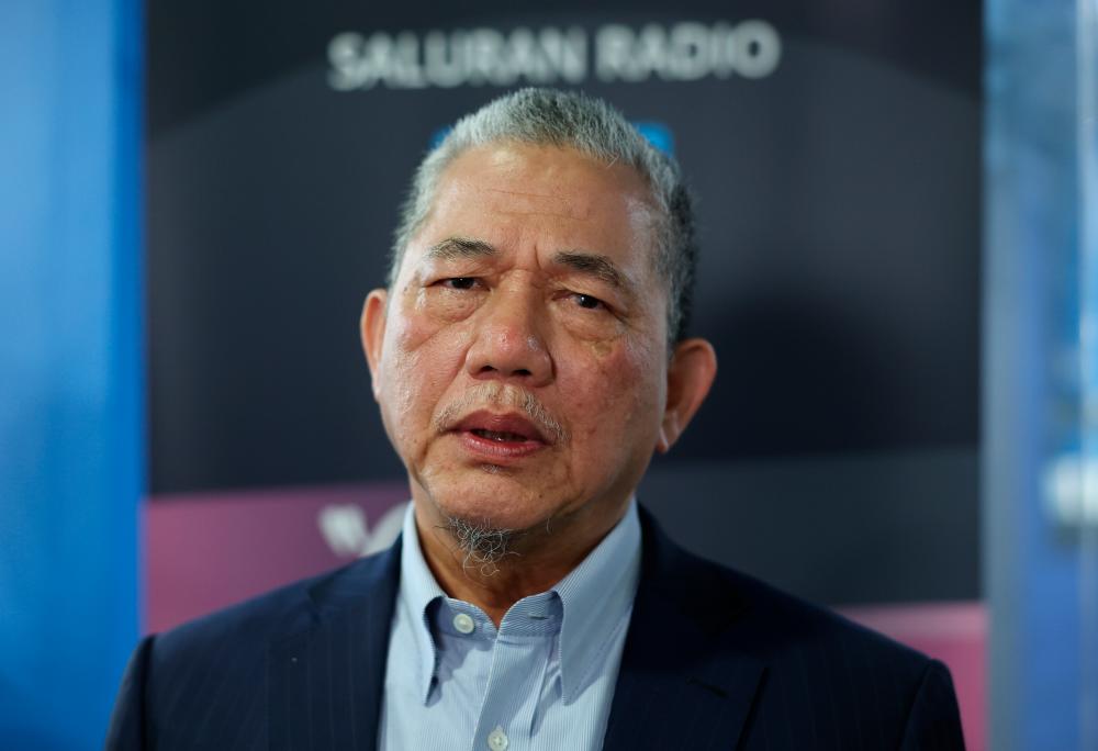 KUALA LUMPUR, 9 Okt -- Timbalan Perdana Menteri merangkap Menteri Perladangan dan Komoditi Datuk Seri Fadillah Yusof ketika hadir pada program terbitan Bernama Radio Jendela Fikir bertajuk ‘Pan Borneo-Kaedah Fast Track bantu capai sasaran’ di Wisma Bernama hari ini. fotoBERNAMA