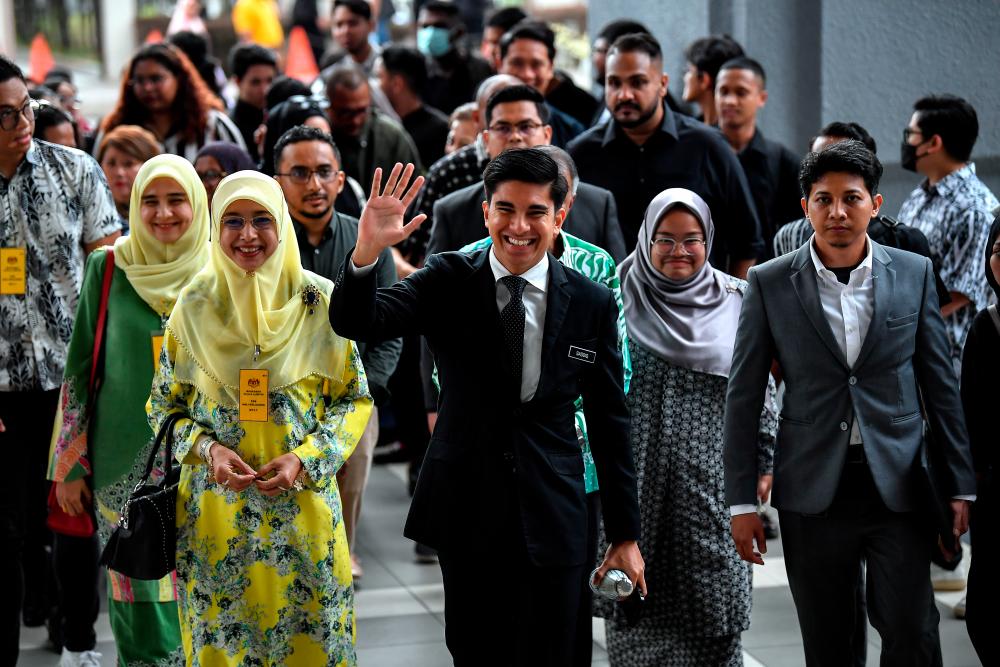 Ahli Parlimen Muar Syed Saddiq Syed Abdul Rahman ditemani ibu Shariffah Mahani Syed Abdul Aziz ketika hadir di Kompleks Mahkamah Kuala Lumpur hari ini/BERNAMAPix