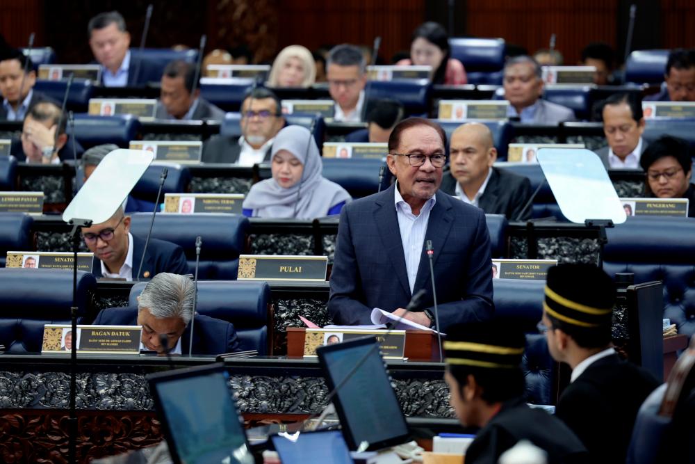 KUALA LUMPUR, 11 Sept -- Perdana Menteri Datuk Seri Anwar Ibrahim ketika membentangkan Kajian Separuh Penggal (KSP) Rancangan Malaysia Ke-12 (RMK12) bertemakan ‘Malaysia MADANI: Mampan, Sejahtera, Berpendapatan Tinggi’ pada Mesyuarat Khas Dewan Rakyat hari ini. fotoBERNAMA