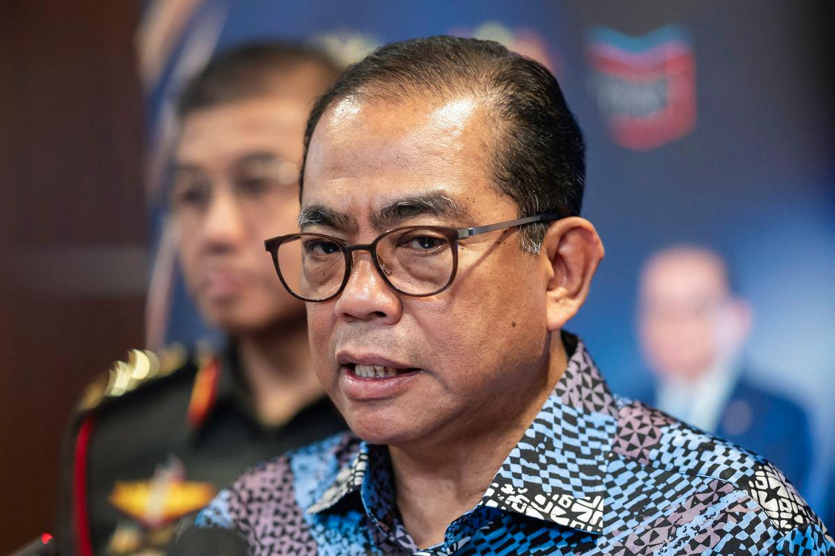 Menteri Pertahanan, Datuk Seri Mohamed Khaled Nordin bercakap kepada media ketika hadir pada Majlis Penyampaian Anugerah Kecemerlangan Pendidikan 2025 di Wisma Perwira Angkatan Tentera Malaysia, hari ini. - fotoBERNAMA