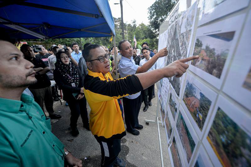 Menteri Besar Selangor Datuk Seri Amirudin Shari melihat gambar dan pelan kejadian kawasan tanah runtuh di Jalan E6, Taman Melawati, hari ini. - fotoBERNAMA