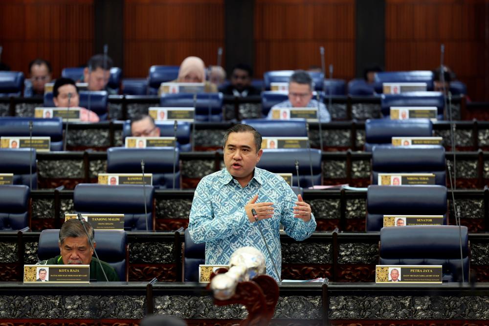 Menteri Pengangkutan Anthony Loke ketika sesi pertanyaan-pertanyaan bagi Jawab Lisan pada persidangan Dewan Rakyat di Bangunan Parlimen pada Nov 16 2023. - fotoBERNAMA