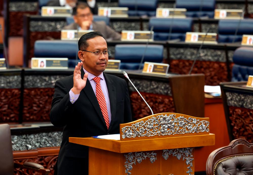 KUALA LUMPUR, 19 Sept –– Naib Pengerusi Parti Amanah Negara (Amanah) Johor Suhaizan Kaiat mengangkat sumpah sebagai Ahli Parlimen Pulai di hadapan Yang Dipertua Dewan Rakyat Tan Sri Johari Abdul pada Persidangan Dewan Rakyat di Parlimen hari ini. fotoBERNAMA
