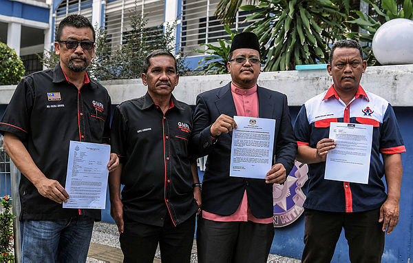GMPN chairman Major (Rtd) Razali Zakaria (L) and other NGO members show copies of the police report they lodged at the Dang Wangi District Police Headquarters, Kuala Lumpur on Feb 20, 2019. — Bernama