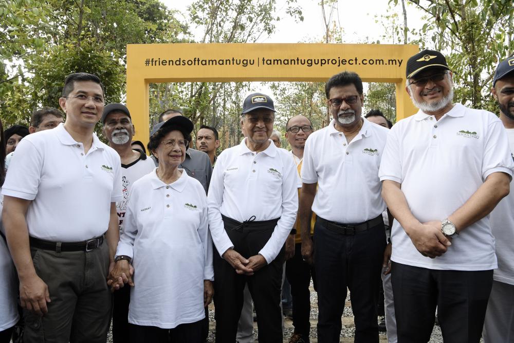 Prime Minister Tun Dr Mahathir Mohamad (C) and wife of Tun Dr Siti Hasmah Mohd Ali (2L) pictures with Water, Land and Natural Resources Minister, Dr A. Xavier Jayakumar (2R) during the launch of the Earth Day Celebration at Taman Tugu, on April 20, 2019. — Bernama