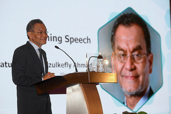 Health Minister Datuk Seri Dr Dzulkefly Ahmad gives a speech during the 3rd Cambridge-Oxford-Sunway Biomedical Symposium at Sunway Medical Centre, Subang Jaya on March 26, 2019. — Bernama