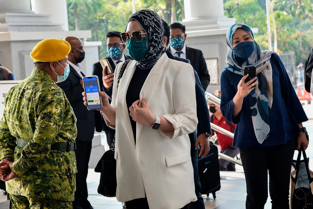 KUALA LUMPUR, Jan 27 - The wife of Kinabatangan Member of Parliament Datin Seri Zizie Izette Abdul Samad appeared in Kuala Lumpur Court today to hear an investment case to get Felcra’s approval to invest RM150 million in Public Mutual unit trusts before Judge Rozina Ayob. BERNAMApix