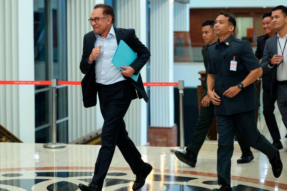 KUALA LUMPUR, 28 Mac -- Perdana Menteri Datuk Seri Anwar Ibrahim (kiri), yang juga Menteri Kewangan bergegas hadir ke Mesyuarat Pertama Penggal Kedua Parlimen ke-15 di Bangunan Parlimen hari ini/fotoBERNAMA