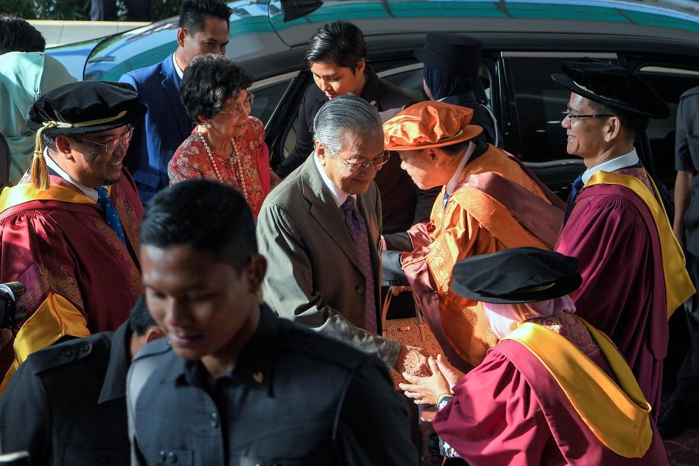 Perdana Menteri Tun Dr Mahathir Mohamad (tengah) dan isteri Tun Dr Siti Hasmah Mohd Ali (dua, kiri) hadir pada Majlis Istiadat Konvokesyen Akademi Seni Budaya dan Warisan Kebangsaan (Aswara) Ke-15 di Aswara hari ini. — Bernama