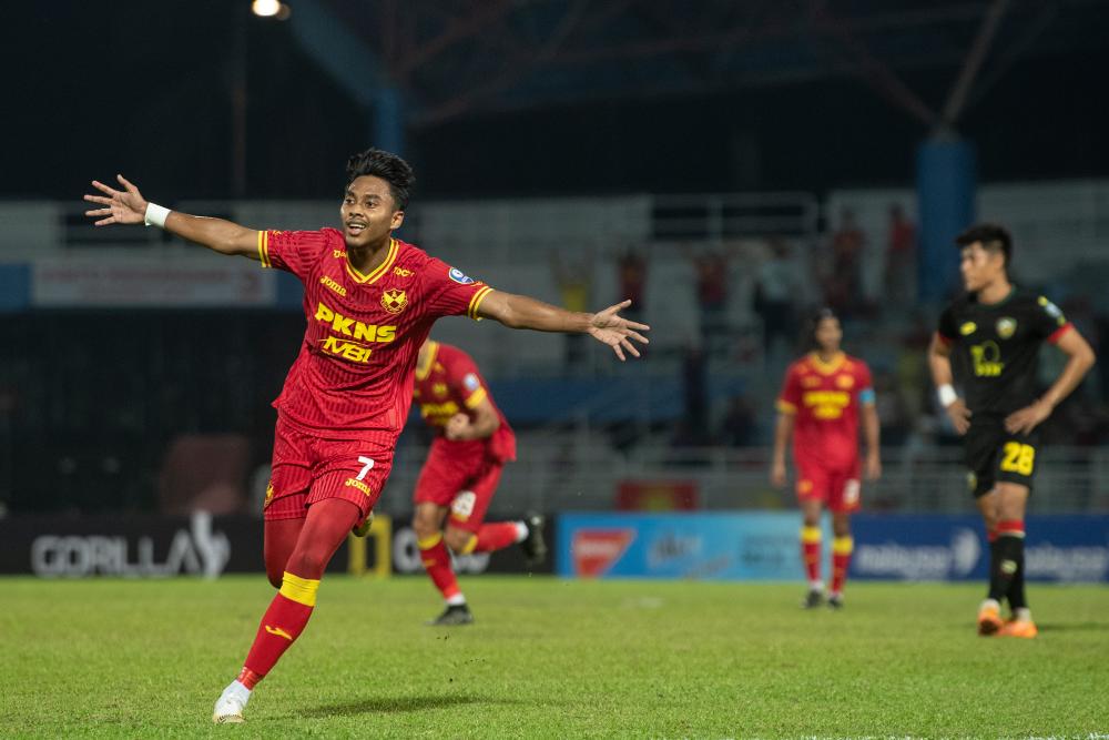 KUALA LUMPUR, April 10 - Selangor FC player Muhammad Mukhairi Ajmal Mahadi celebrated a goal in the Malaysia Super League 2022 match at the Petaling Jaya Football Stadium. BERNAMAPIX