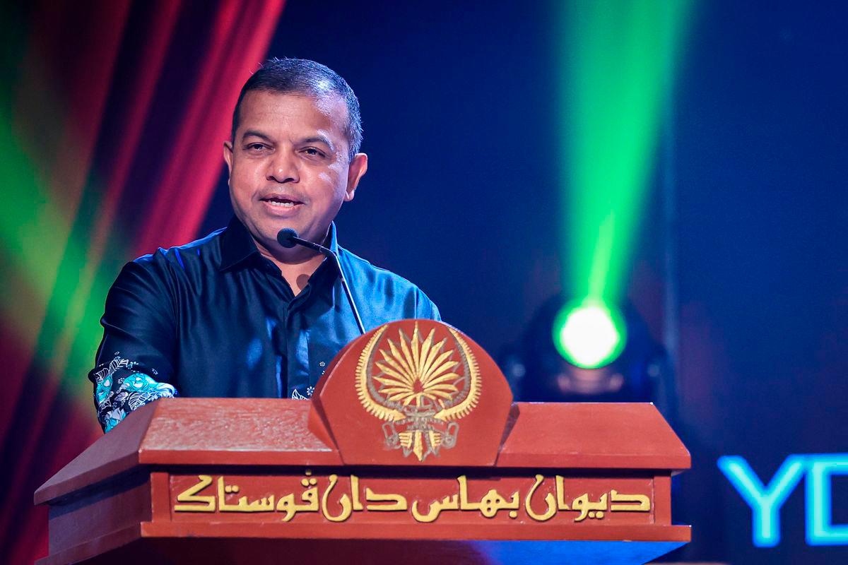 Timbalan Ketua Polis Negara Tan Sri Ayob Khan Mydin Pitchay berucap pada Majlis Pelancaran Buku Antologi Puisi Makan Suap di Wisma Dewan Bahasa dan Pustaka malam tadi. - BERNAMA