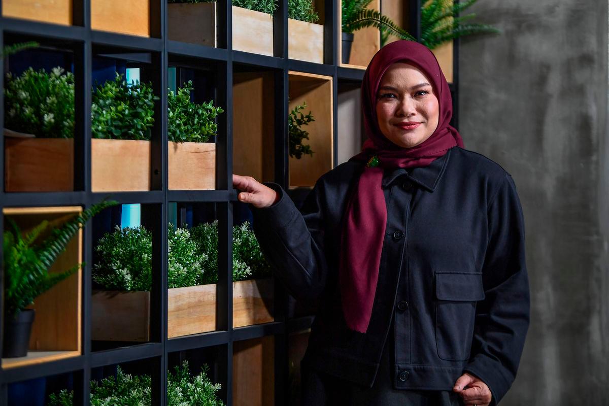 Penyanyi terkenal, Nora Ariffin, berkongsi kisah kehidupannya ketika hadir dalam rakaman audio siar ‘podcast’ Hidup Ini Keras di Wisma Bernama, hari ini - BERNAMA