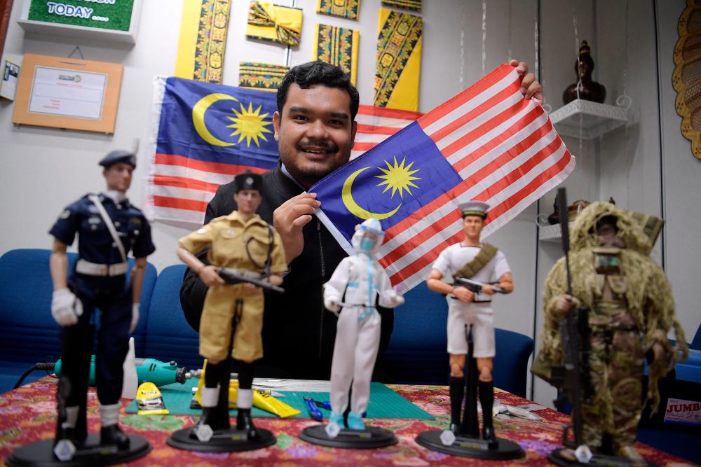 KUALA LUMPUR, 21 Ogos -- Pengumpul figura lazimnya memilih adiwira atau pelbagai siri animasi dari luar negara sebagai koleksi, namun berbeza dengan Mohamad Afiq Faiz Mohamad Amin yang menjadikan figura pakaian seragam tempatan seperti polis, tentera dan pramugari sebagai koleksi peribadinya. fotoBERNAMA