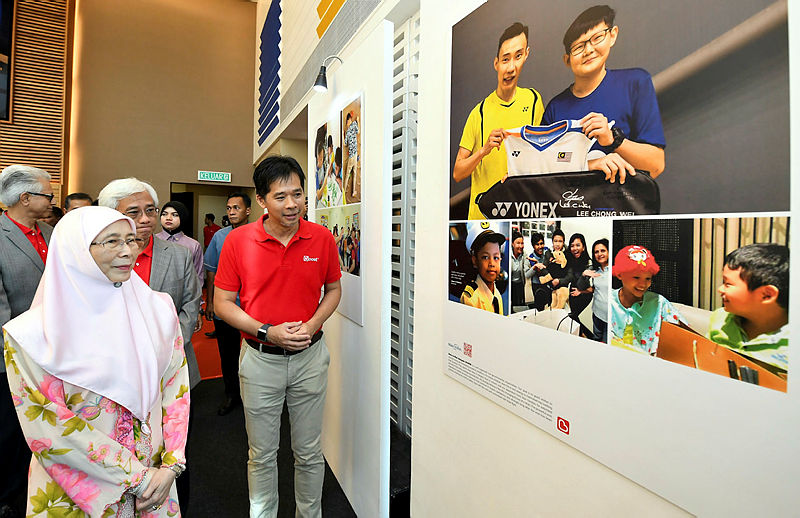 Deputy Prime Minister Datuk Seri Dr Wan Azizah Wan Ismail (L) and Axiata Digital Services Sdn Bhd chief executive officer Mohd Khairil Abdullah (R) during the Boost e-donation showcase, on May 25, 2019. — Bernama
