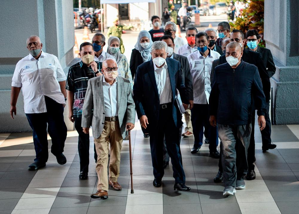 KUALA LUMPUR, 27 Jun -- Bekas Timbalan Perdana Menteri Datuk Seri Dr Ahmad Zahid Hamidi (tengah) hadir di Kompleks Mahkamah Kuala Lumpur hari ini, untuk prosiding bela diri bagi 47 pertuduhan membabitkan pecah amanah, rasuah dan pengubahan wang haram berkaitan dana Yayasan Akalbudi yang dihadapi beliau.--fotoBERNAMA (2022) HAK CIPTA TERPELIHARA