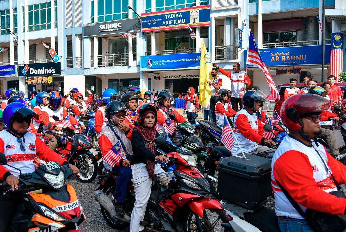 The Deputy Minister of Entrepreneur Development and Cooperatives, Datuk Seri R Ramanan, flagged off the participants of the Ride Merdeka MADANI Convoy Programme in the Sungai Buloh Parliamentary Constituency today. - BERNAMA