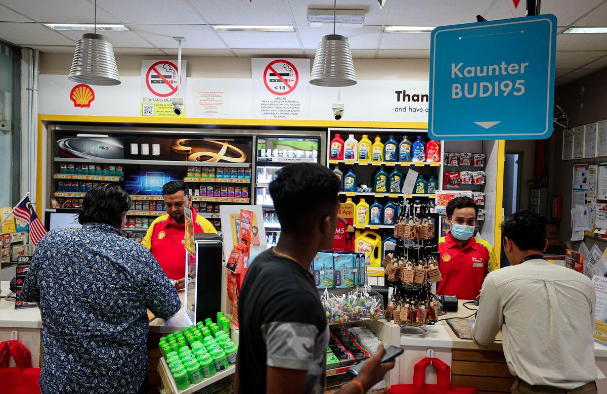 Tepat jam 12 tengah malam, orang ramai mula mengisi minyak pada harga baharu RM1.99 seliter menerusi inisiatif BUDI MADANI RON95 (BUDI95). - fotoBERNAMA