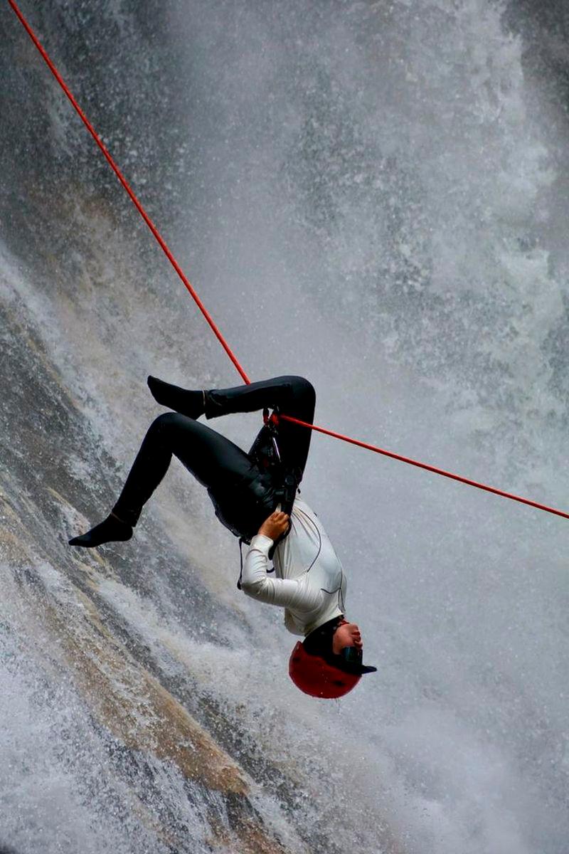Peserta sukan ekstrem ‘water abseiling ‘membuat aksi ‘back flip’ ketika melakukan aktiviti itu di di Dabong, Kelantan, baru-baru ini - BERNAMA