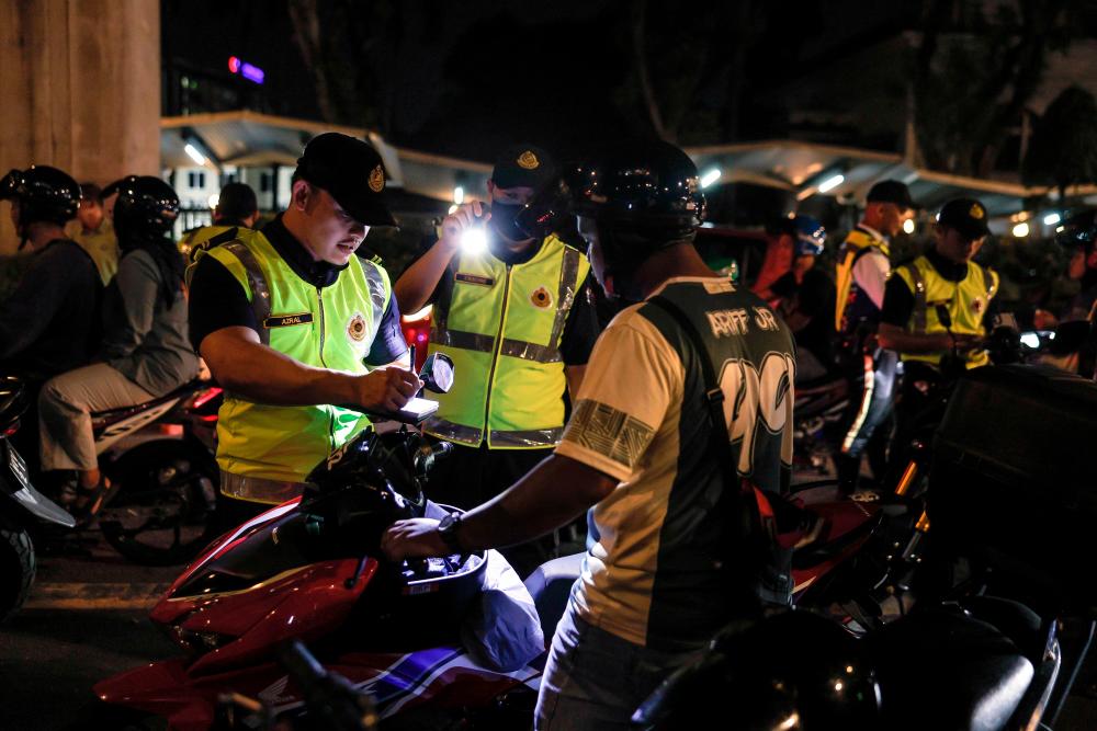 KUALA LUMPUR, 2 Julai -- Anggota Jabatan Pengangkutan Jalan (JPJ) Wilayah Persekutuan Kuala Lumpur mengeluarkan saman kepada para pengguna jalan raya yang melanggar undang- undang pada Operasi Khas Aidiladha Siri 2/2023 di Jalan Pahang malam ini.-- fotoBERNAMA