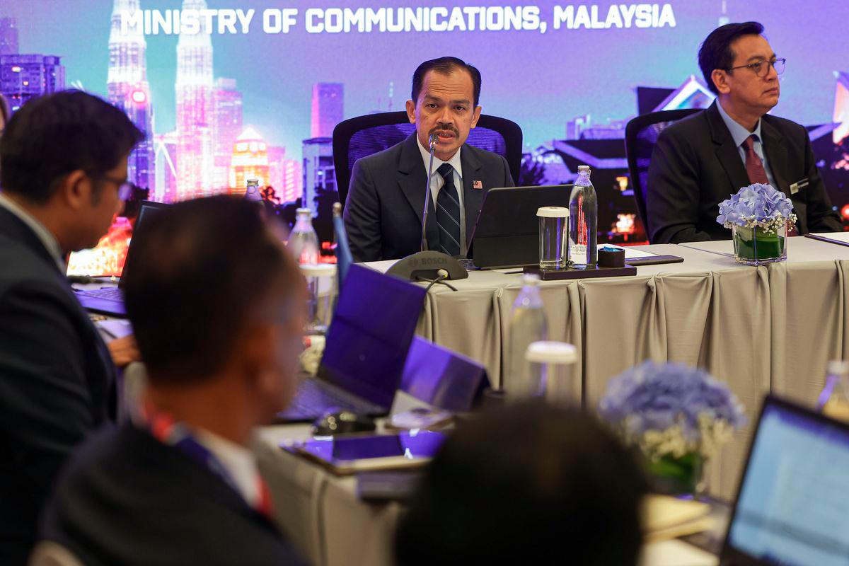 Communications Ministry secretary-general Datuk Seri Mohamad Fauzi Md Isa speaks at the 10th ASEAN Senior Officials’ Meeting Responsible for Information Working Group on Information, Media and Training (10th ASEAN SOMRI WG-IMT) at a hotel today. Also present is Communications Ministry deputy secretary-general (Strategic Communications and Creative Industry) Nik Kamaruzaman Nik Husin. - BERNAMA