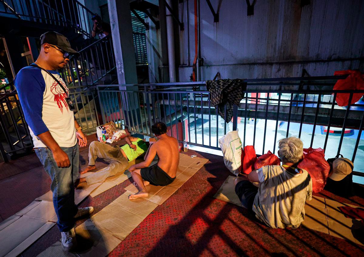 Social Welfare Department (JKM) personnel detain several homeless individuals during the KL Strike Force Operation targeting vagrants and children around the capital city late last night. – BERNAMA