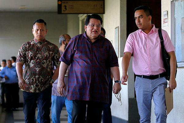 Former Federal Territories Minister Datuk Seri Tengku Adnan Tengku Mansor (centre) as he arrives at the Kuala Lumpur Court Complex today — Bernama