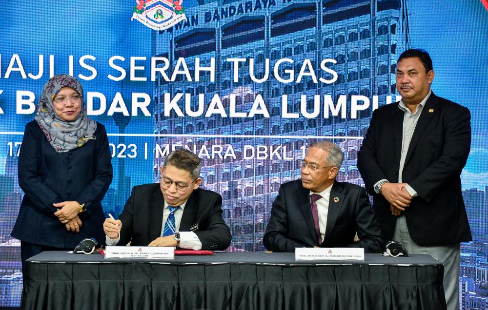 KUALA LUMPUR, April 17 -- Kuala Lumpur’s new mayor Datuk Kamarulzaman Mat Salleh (seated, left) signed the appointment certificate at the handover ceremony at the Kuala Lumpur City Hall Tower today. BERNAMAPIX