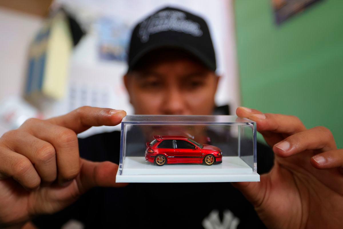 Juruteknik mesin cetak Mohd Jaidin Mustafa menunjukkan salah satu kereta miniatur berskala 1:64 yang telah siap diubah suai ketika ditemui Bernama di kediamannya di Kampung Changkat, Gombak baru-baru ini -BERNAMA
