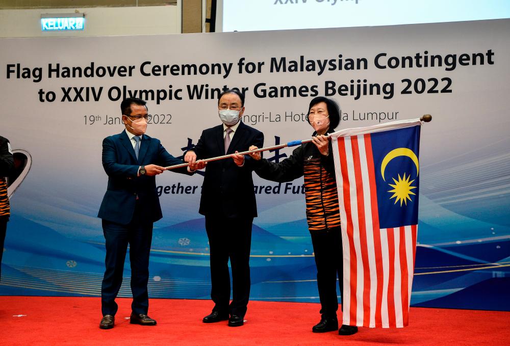 KUALA LUMPUR, Jan 19 - Malaysian Olympic Council President Tan Sri Mohamad Norza Zakara (left) with Chinese Ambassador to Malaysia Ouyang Yujing (middle) handing over the Jalur Gemilang to Chef de Mission of the Olympic Winter Games Moira Tan Siew See (right) at the Flag Handover Ceremony for Malaysian Contingent to the Olympic Winter Games Beijing 2022 here today. BERNAMApix