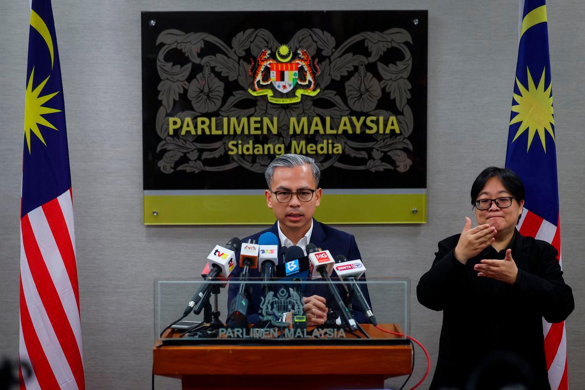 Menteri Komunikasi Datuk Fahmi Fadzil bercakap pada sidang media mingguan di Bangunan Parlimen hari ini -BERNAMA