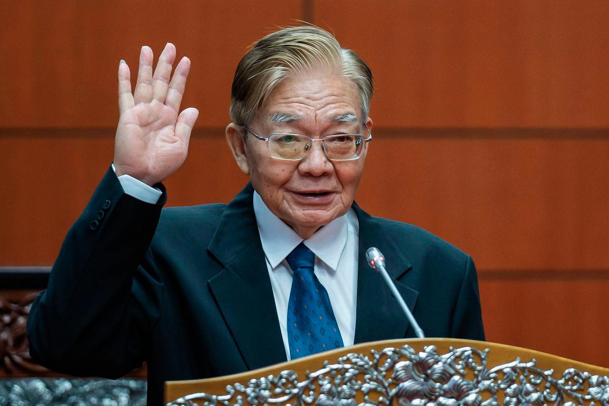 DAP veteran Datuk Leong Ngah Ngah was sworn in as a Member of the Senate (Senator) before the President of the Senate, Datuk Awang Bemee Awang Ali Basah, at the Parliament Building today. – BERNAMA